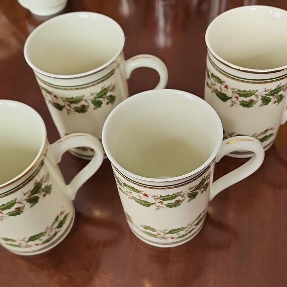 Konitz Holly Design Mugs with Gold Rim - Picture 2 of 5